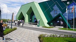 Алексей Текслер открыл новую ледовую арену в Сатке и пообщался с производственниками