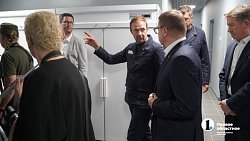 Алексей Текслер открыл новую ледовую арену в Сатке и пообщался с производственниками