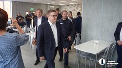 Алексей Текслер открыл новую ледовую арену в Сатке и пообщался с производственниками