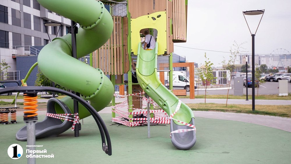 В Челябинске на детской площадке в Арт‑сквере закрыли часть аттракционов