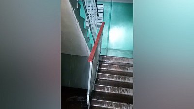 В Магнитогорске затопленный подъезд попал на видео