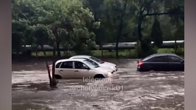 В Челябинске ливень превратил несколько дорог в реки