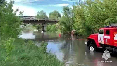 Сотрудники МЧС эвакуировали «Рено» из глубокой лужи в Челябинске