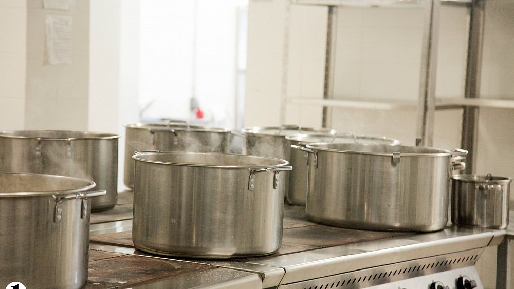 Южноуральским бойцам на передовую СВО передали посуду