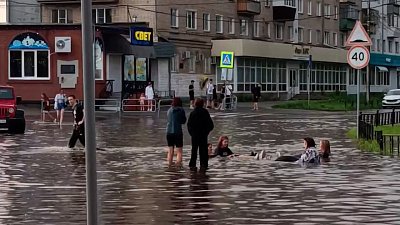 В Копейске подростки купались в огромной луже