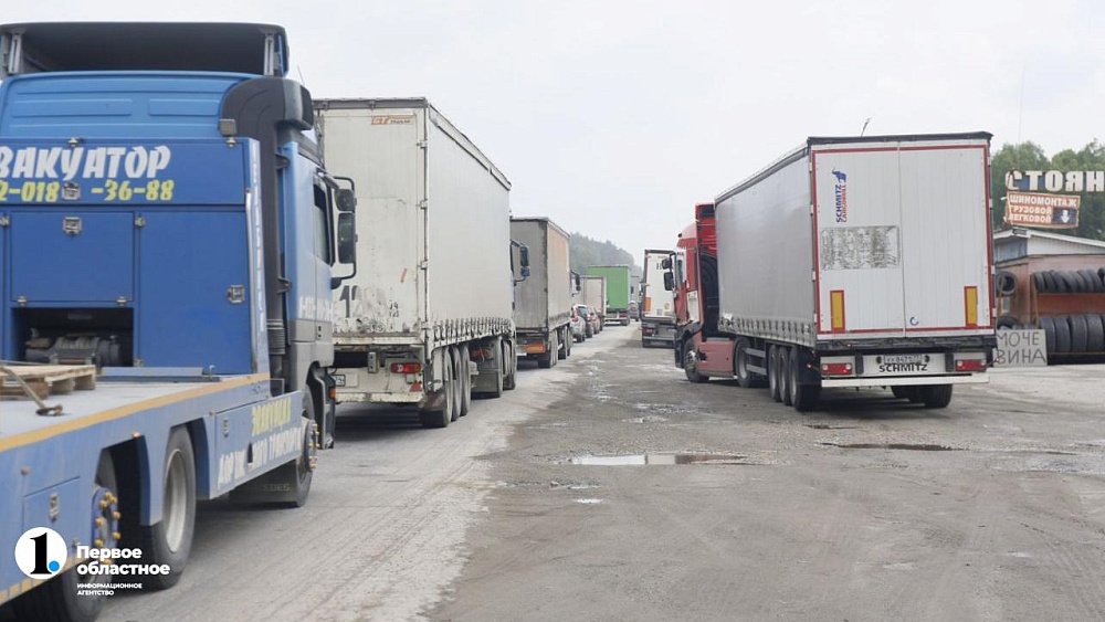 В Челябинской области образовалась автомобильная пробка на границе с Казахстаном