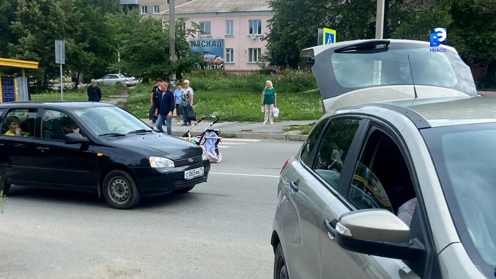 Женщину с коляской сбили на пешеходном переходе