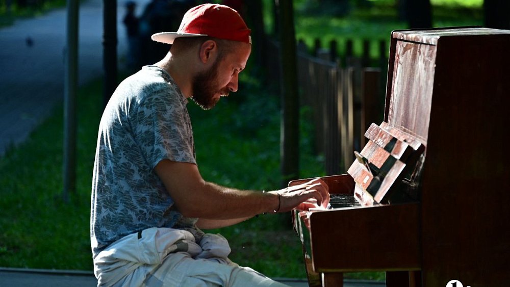 В Челябинске установили первое уличное фортепиано