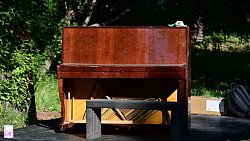 В Челябинске установили первое уличное фортепиано