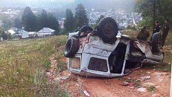 Бесправник погиб в ДТП с переворотом автомобиля в Челябинской области