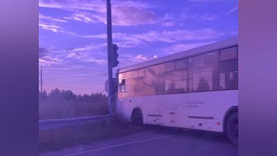 В Челябинской области пассажирский автобус врезался в дорожное ограждение