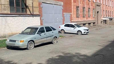 В Челябинске неизвестный протыкает колеса автомобилей