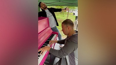 В Саду Победы в Челябинске установили пианино