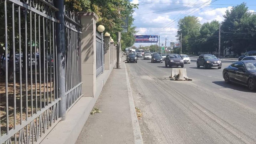 Самый узкий в Челябинске тротуар у Медгородка расширяют до двух метров