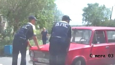 В Еманжелинском районе сотрудники ГИБДД помогли пожилой паре