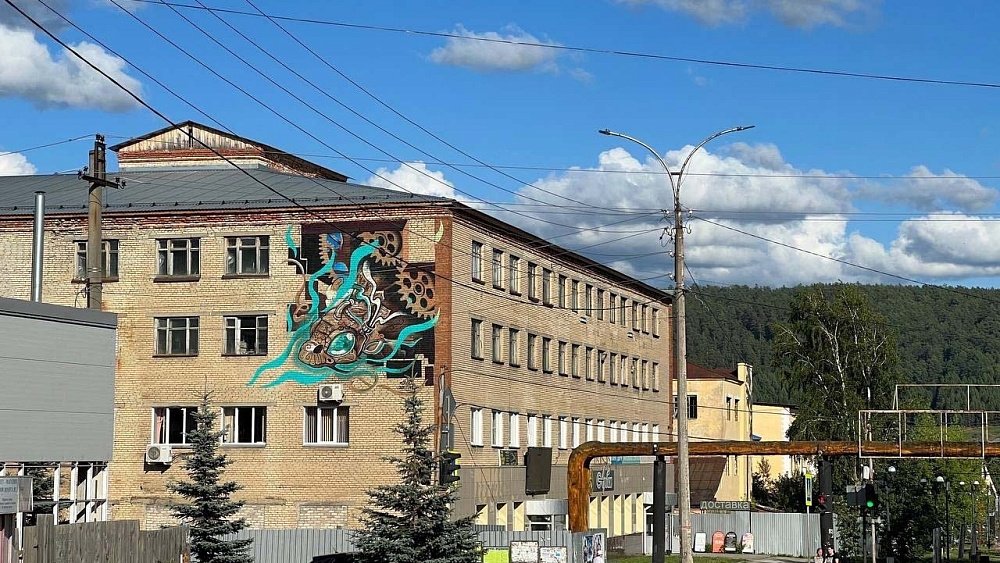 На фасаде завода в Челябинской области нарисовали часовой механизм