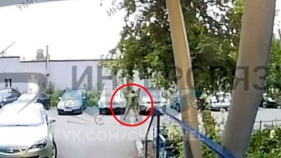 В Челябинске неизвестный начал кидаться камнями в автомобили