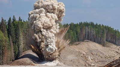 Дорожники показали взрывы на новом участке трассы М‑5 в Челябинской области