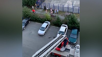 На северо-западе Челябинска работа пожарных попала на видео