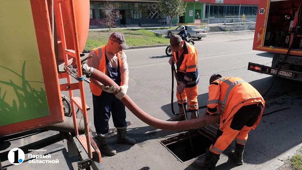 Челябинские коммунальщики показали процесс очистки ливневок