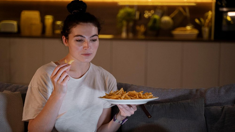 От поздних вечерних перекусов развиваются эти болезни