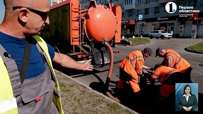 В Челябинске после дождей чистят ливнёвки