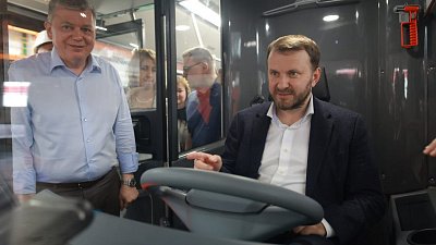 Помощнику президента Максиму Орешкину показали новые челябинские троллейбусы
