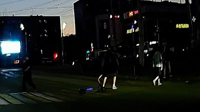 В Магнитогорске самокат сломался на пешеходном переходе