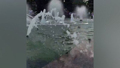 В Челябинске у фонтана на площади Революции начался потоп