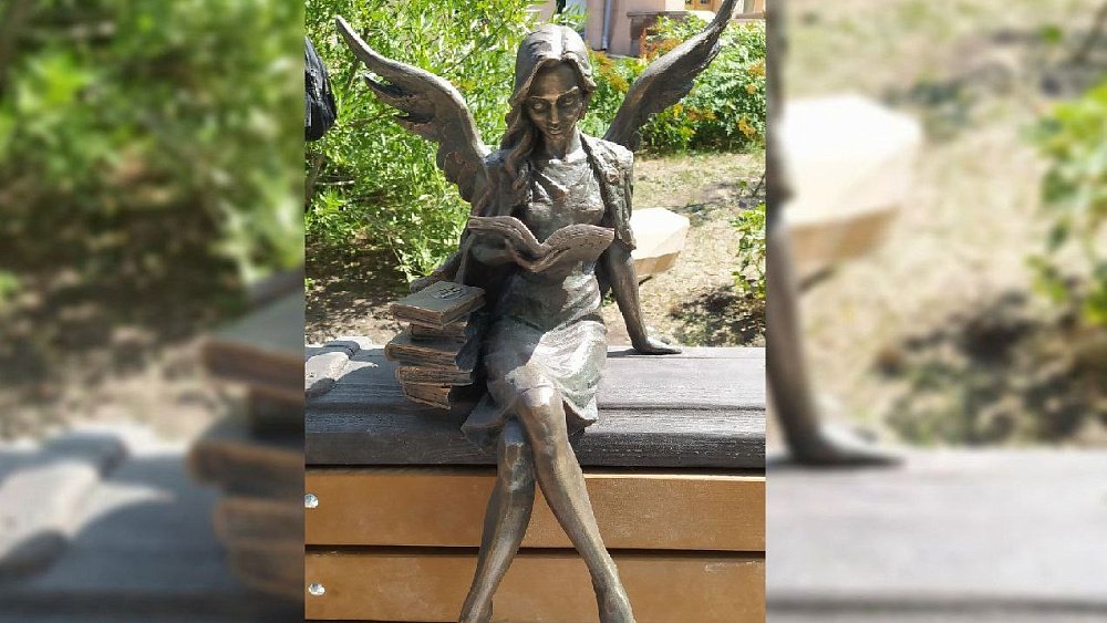 В Челябинске открыли скульптуру читающей девушки‑ангела