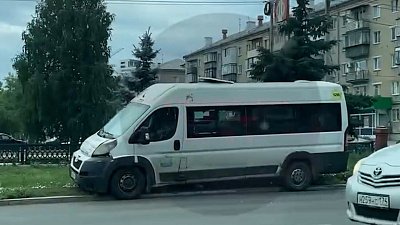 В Копейске маршрутное такси вылетело на тротуар после ДТП