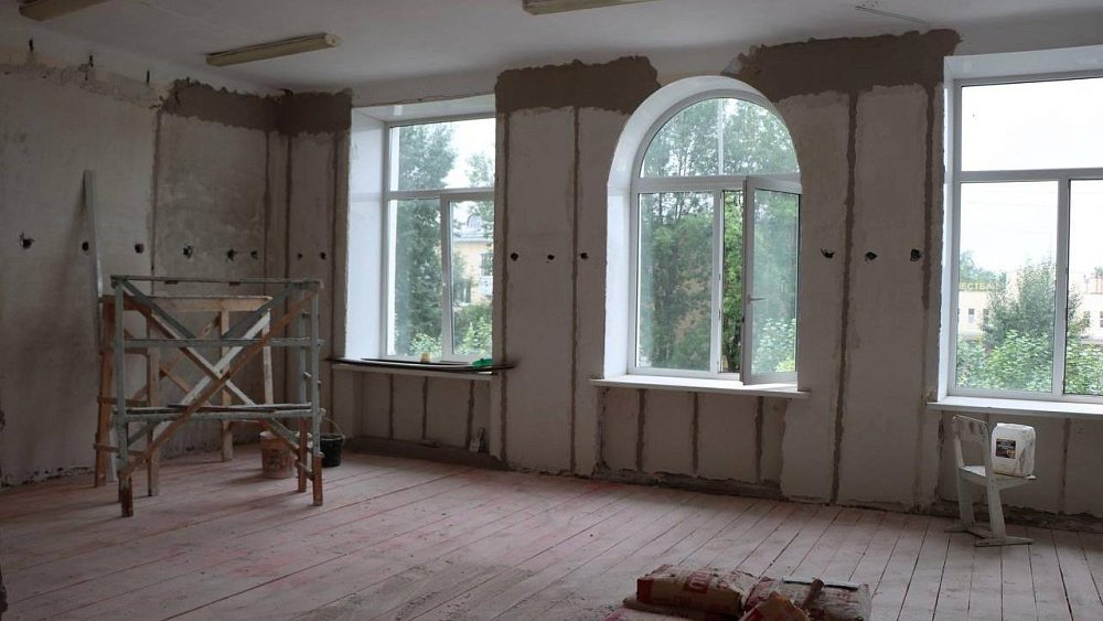 В Миассе за 50 миллионов рублей ремонтируют и обустраивают школу