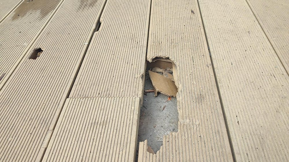 В челябинских парках вандалы повредили детские комплексы и систему освещения