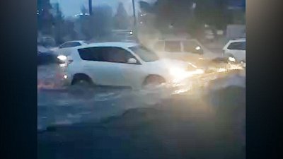 В Челябинске после ливня образовались огромные лужи