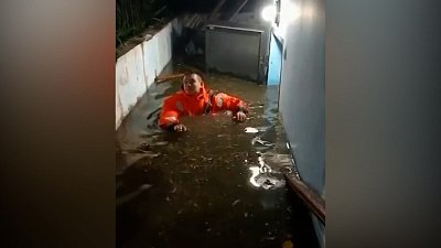 В Челябинске женщину эвакуировали из затопленного помещения