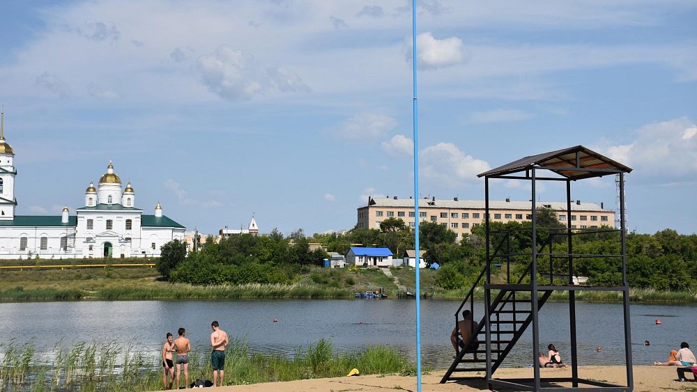 В Троицке вандалы испортили открытый на прошлой неделе пляж