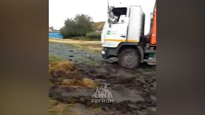 В Челябинской области водитель мусоровоза застрял в грязи