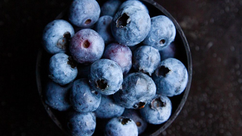 Вывести тяжелые металлы из организма можно голубикой