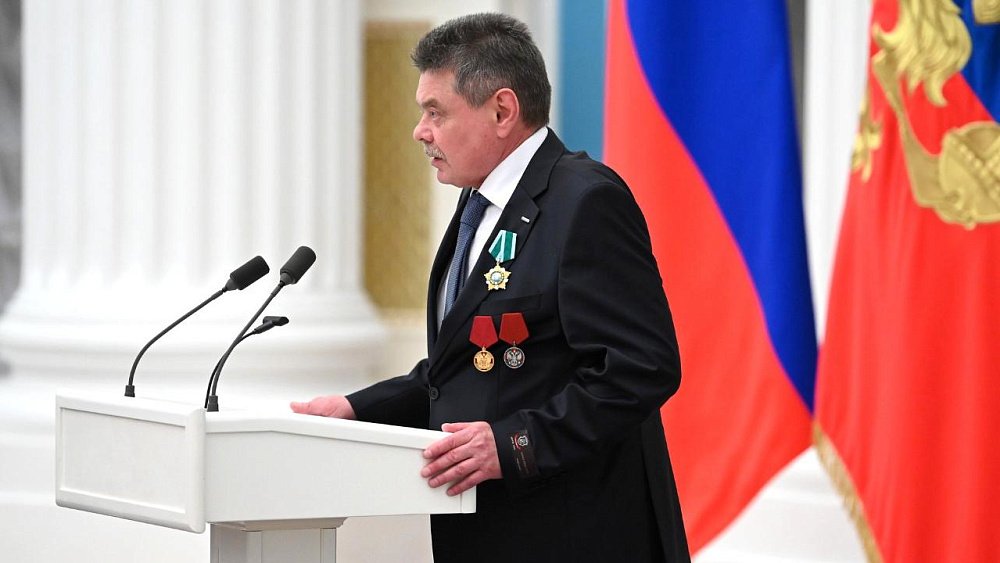 Владимир Путин наградил рабочего ММК орденом Дружбы