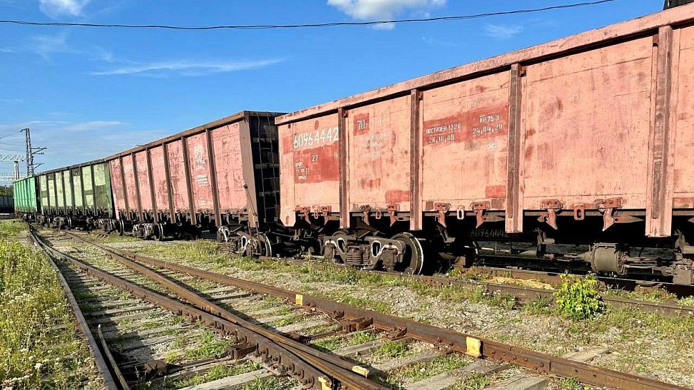 В Челябинске сошли с рельсов два вагона со щебнем