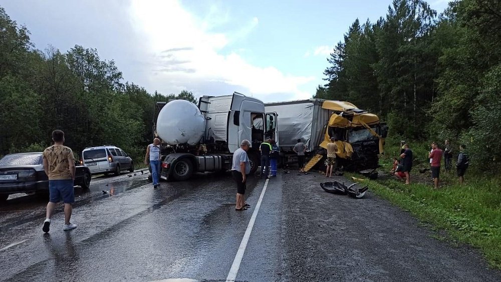 Движение автомобилей остановлено из‑за ДТП двух большегрузов на трассе в Челябинской области