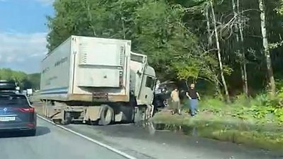 Большегруз столкнулся с легковушкой на трассе М-5 в Челябинской области