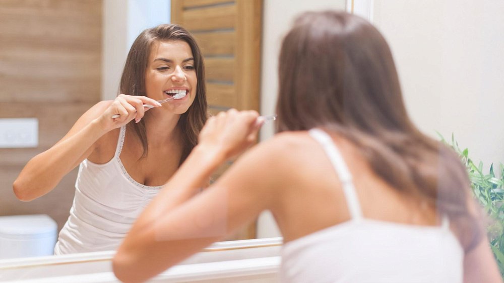 Почему нельзя чистить зубы сразу после еды