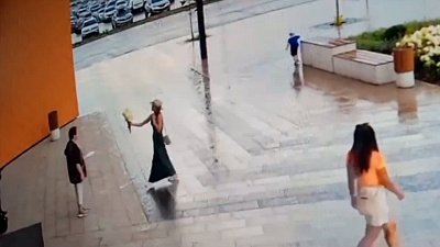 Маленький вандал нарвал цветы для мамы в парке в Магнитогорске