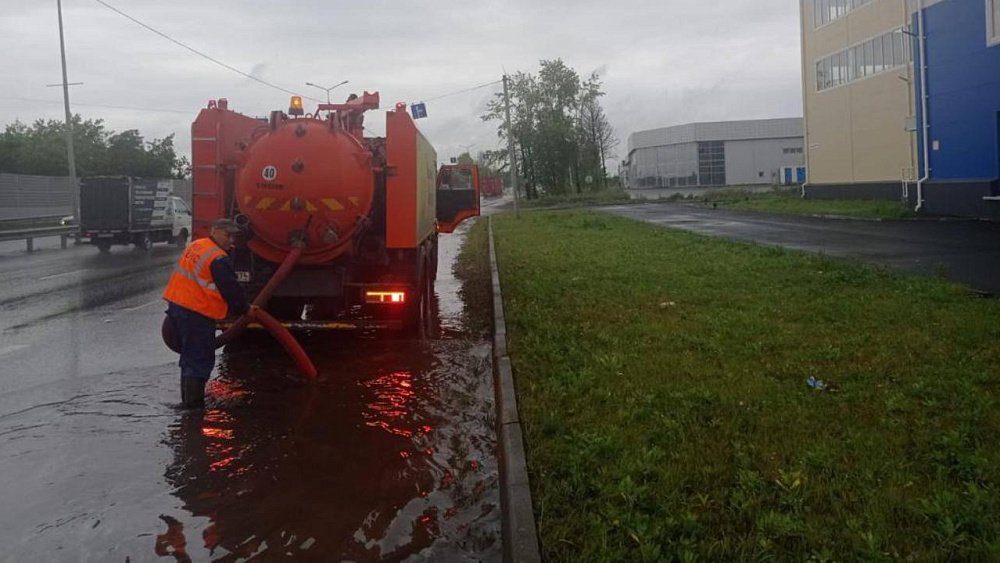 В Челябинске после ночного ливня залило чердаки семи многоэтажек
