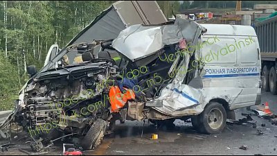 Несколько автомобилей превратились в груду металла после ДТП на трассе М-5 в Челябинской области