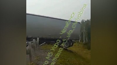 Большегруз после аварии перекрыл движение на трассе М-5 в Челябинской области