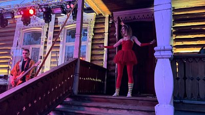 В старинной челябинской усадьбе состоялся симфонический рок-спектакль «Проклятый старый шут»