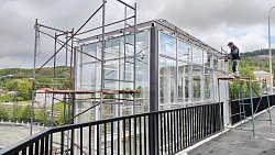 Возрожденный спиральный мост в Бакале остеклят для пешеходов