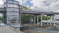 Возрожденный спиральный мост в Бакале остеклят для пешеходов